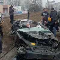 Un tanc rusesc se suie pe o mașină cu șoferul înăuntru/foto: captură video