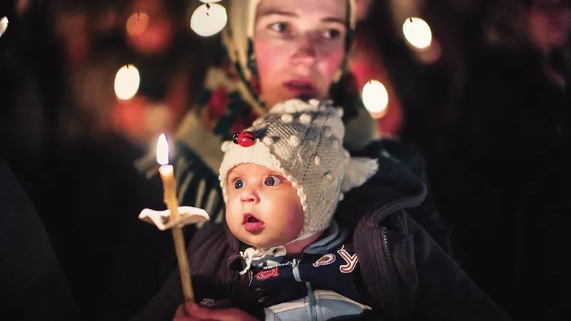 Femeie la slujba de Înviere de la biserica din satul Jurilovca