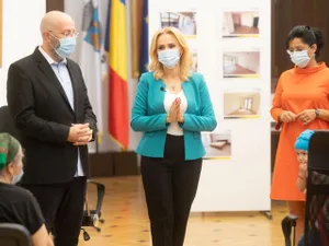 Ex-primărița Gabriela Firea, cu ex-vicele Aurelian Bădulescu, la înmânarea repartițiilor într-un bloc neterminat. Pe fundal, se vede cum ar urma să arate apartamentele. FOTO: PMB