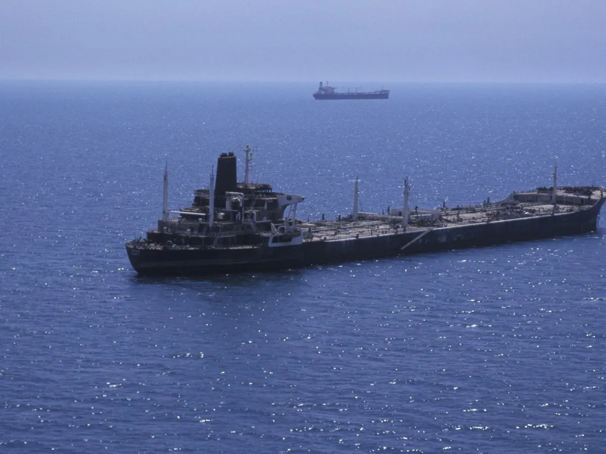 Iranul controlează tranzitul prin Strâmtoarea Ormuz, amenințând navele legate de SUA și aliați