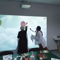 Psihologul Nicoleta Arhip face echipă cu o doamnă care face un exercițiu distractiv cu sistemul Nirvana