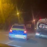 O mașină de poliție, filmată când depășește pe linie continuă fără să fie în vreo misiune Foto: Bihoreanul