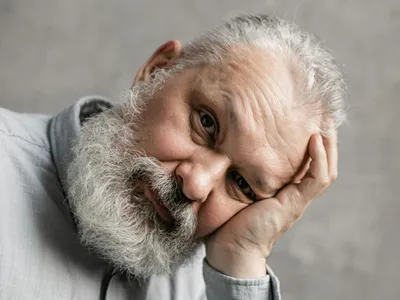 Bătrân stilat uitându-se în obiectiv - Foto: Pexels/Alena Darmel