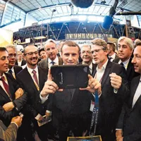 Macron, în centru, la un eveniment dedicat inovaţiei digitale; în timpul discursului din Parlamentul European din luna aprilie Foto Getty Images
