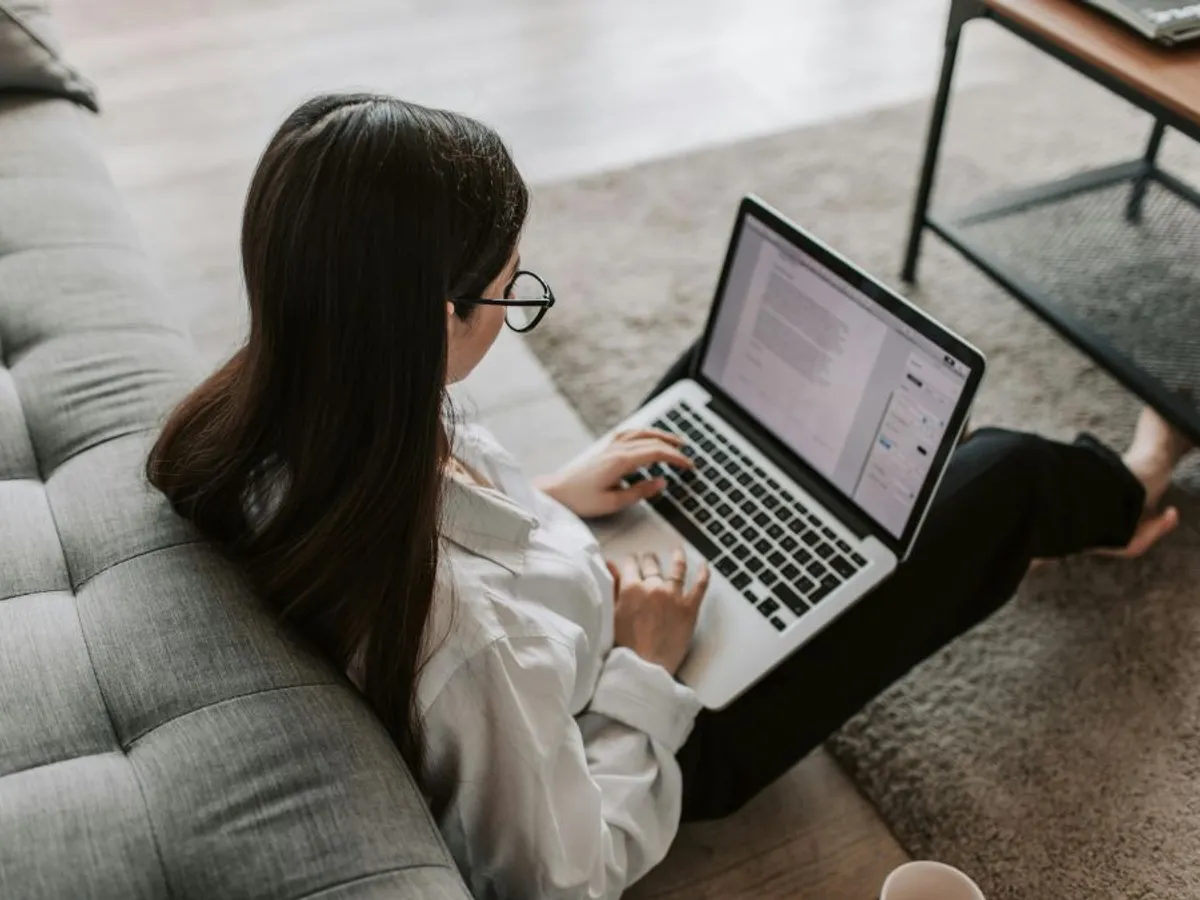 Femeie lucrând pe laptop by remote - Foto: Pexels/Vlada Karpovich