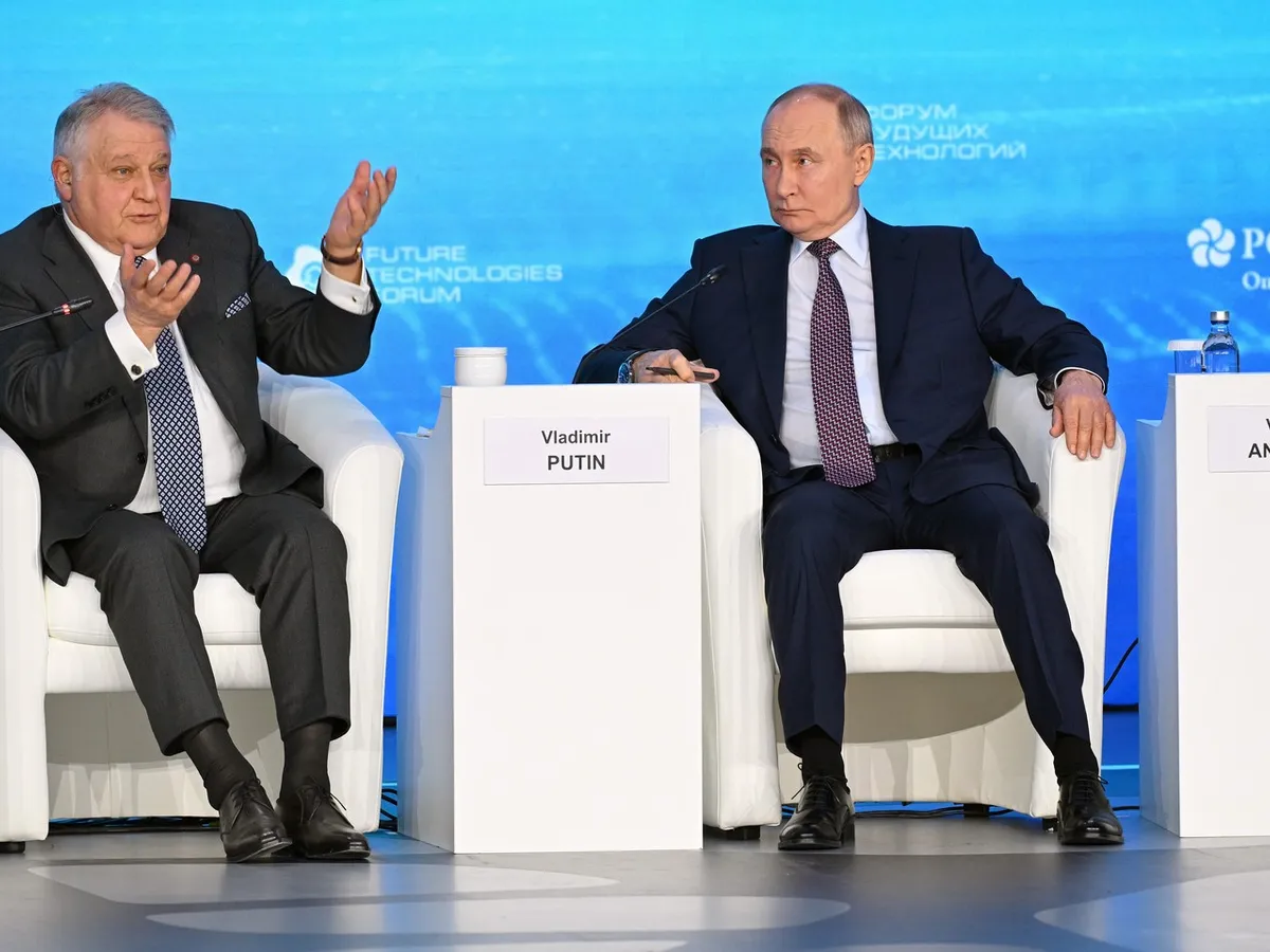 Vladimir Putin (dreapta) și președintele Centrului Național de Cercetare al Institutului Kurceatov, Mihail Kovalciuk - Foto: Profimedia Images