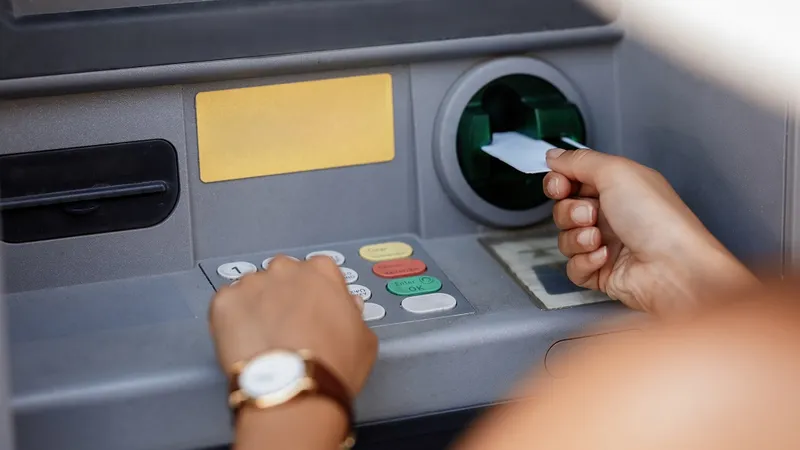 Când scoți bani de la bancomat trebuie să ai ghijă ce faci cu datele - Foto: Freepik/Drazen Zigic (rol ilustrativ)