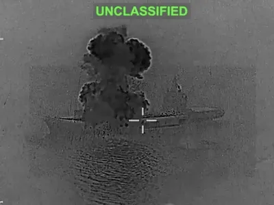 Operațiunea Epic Fury. SUA ar fi scufundat portavionul iranian pentru drone Shahid Bahman Bagheri. Imagini din timpul atacului