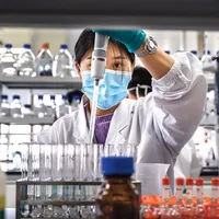 China participă la mecanismul OMS destinat ajutorării națiunilor sărace, COVAX. Dar, deocamdată, formulele chinezești nu au primit vreo certificare internațională/Foto: Getty Images