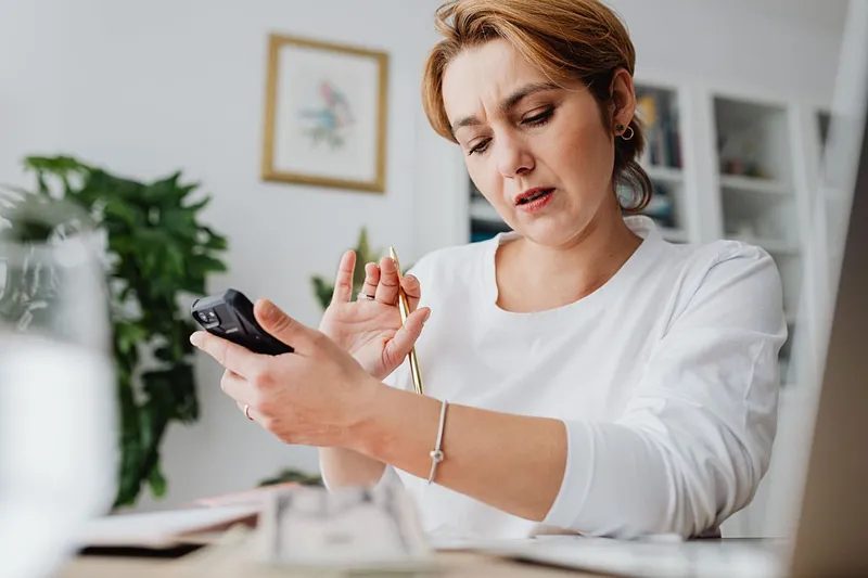Femeie de afaceri &icirc;ngrijorată făc&acirc;nd calcule - Foto: Pexels/kamboopics