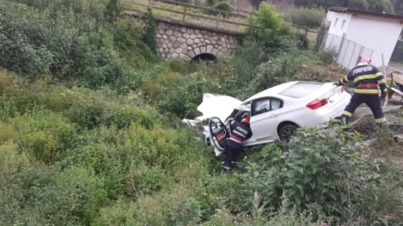 Șoferul unui BMW a pierdut controlul volanului și a sărit de pe drum pe Valea Oltului. / Foto: Info Trafic 24, Facebook