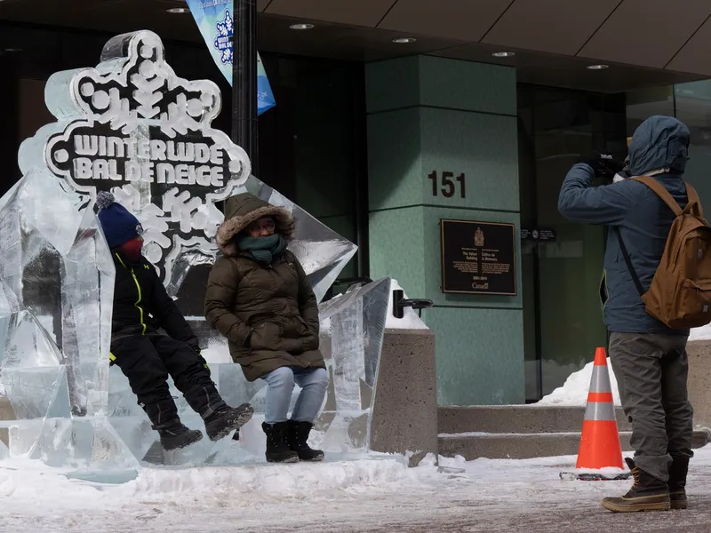 Sculptură din gheață pe o stradă din Ottawa. / Foto: Profimedia