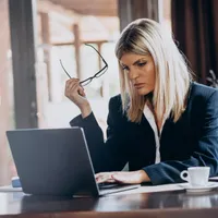 Femeie la birou - Foto: freepik (rol ilustrativ)