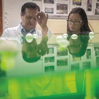 PROFESORUL ANDREI LUDU  în laboratorul său din SUA