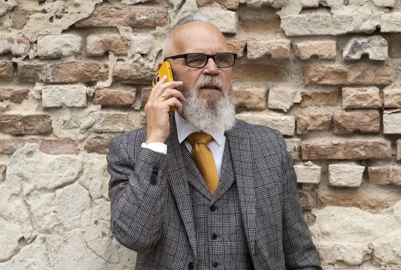 Bărbat elegant, în etate, vorbind la telefon - Foto: Freepik/CC0