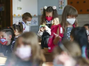 Cum vor studia elevii: online sau la școală. / Inquam Photos/Virgil Simonescu