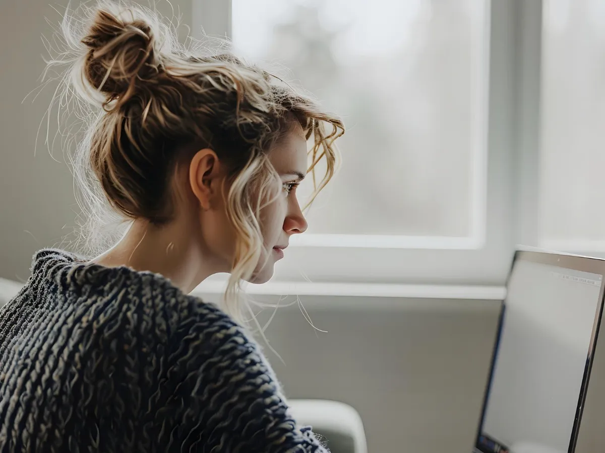 Femeie la computer - Foto: Freepik