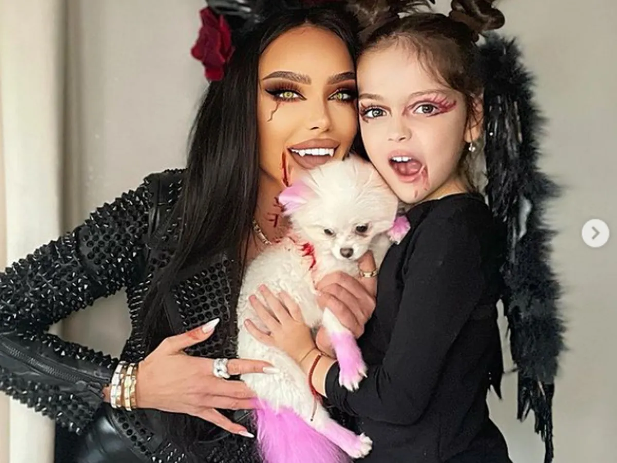 Bianca Drăgușanu, în costum de Maleficent, alături de fetița sa, de Halloween. / Foto: Bianca Drăgușanu, Instagram