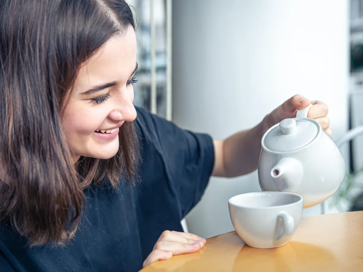 Femeie care bea ceai - Foto: Freepik (Imagine cu rol ilustrativ)