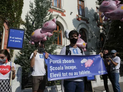 Protest al elevilor în fața Ministerului Educației, pentru că autoritățile n-au asigurat tabletele promise elevilor la începutul anului școlar. Sursa: Inquam Photos - Octav Ganea