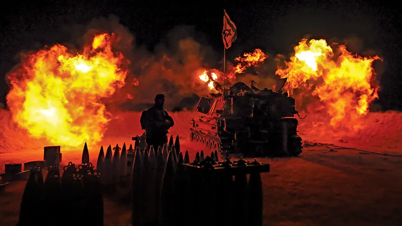 O unitate de artilerie a IDF trage din apropierea graniței cu Gaza, folosind un obuzier autopropulsat, pe 11 decembrie 2023