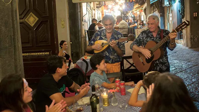 La terasa unui restaurant din Napoli, o formație întreține atmosfera - Foto: Mugur Vărzariu