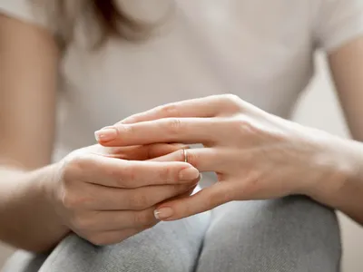 Cum să scoți un inel care s-a blocat pe deget. Ai nevoie de ață dentară și de vaselină - Foto: Freepik (Imagine cu rol ilustrativ)