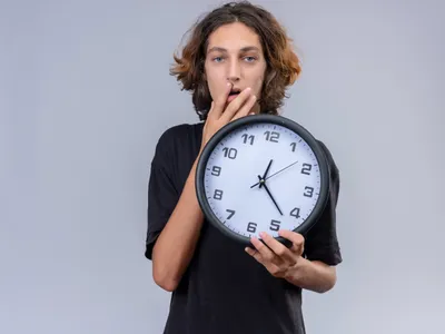 Persoană care ține un ceas în mână - Foto: Freepik (rol ilustrativ)