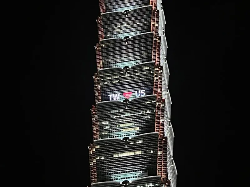 Mesaj emoționant afișat pe celebrul zgârie-nori din Taipei/foto: taipei101