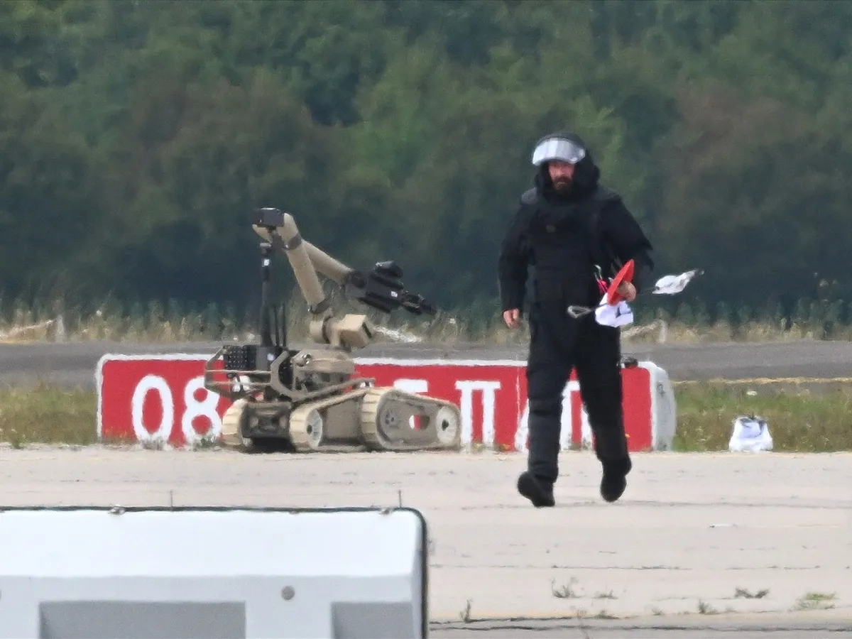 Poliția germană a folosit un robot de dezamorsare a bombelor pentru a recupera drona de pe aroportul Leipzig -  Foto: Profimedia Images