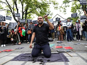 În Iran, protestele violente continuă din momentul în care Mahsa Amini a fost ucisă pentru că nu ar fi respectat codul vestimentar strict din Republica Islamică - Foto: Profimedia Images