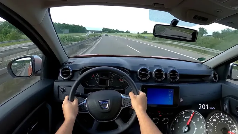 Dacia Duster 1.3 TCe 150 4x4 ajunge la 201 km/h cu pedala la fund pe autostradă. / Foto: Test Drive Freak, YouTube