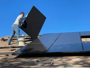 Stai într-o casă de patrimoniu, nu poți să pui panouri fotovoltaice dacă se văd. Regula, în UK - Foto: pv-magazine.com (Imagine cu rol ilustrativ)