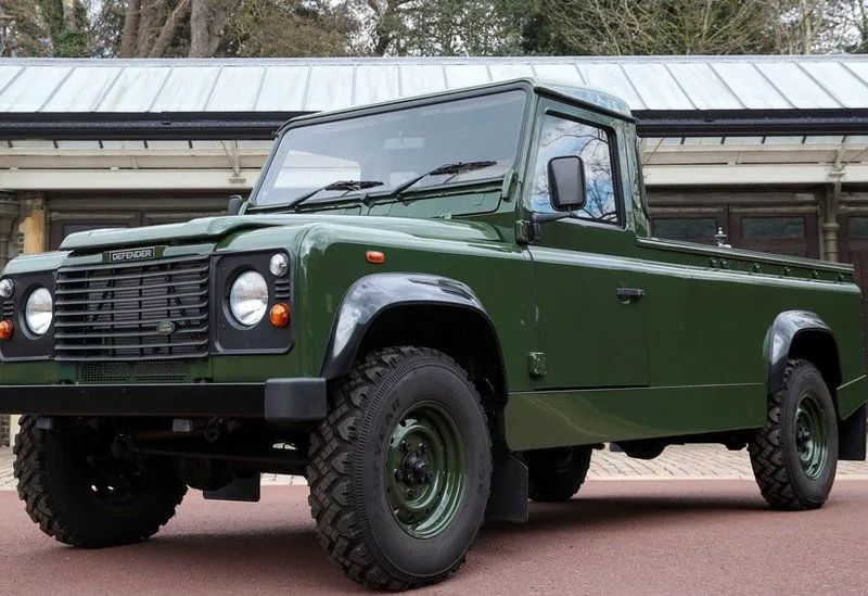 Prințul Philip și-a făcut singur dricul: un Land Rover Defender de culoare Dark Bronze Green. / Foto: bbc.com