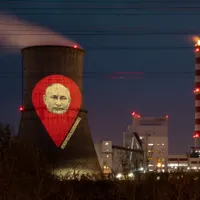 Activiștii Greenpeace au proiectat fotografia lui Putin pe rafinăria Lukoil din Ploieşti/FOTO: Facebook/Greenpeace Romania