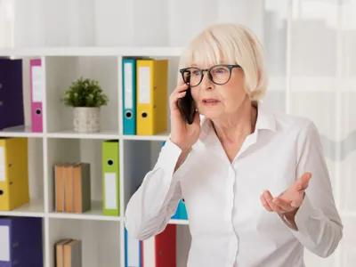Femeie în vârstă vorbește la telefon - Foto: Magnific (rol ilustrativ)
