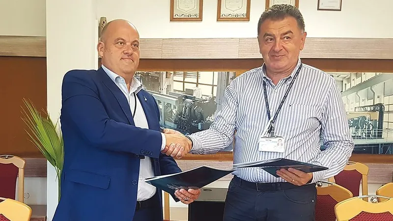 Paolo Gianlorenzo  semnează cu Cristian Gentea, șeful RATEN, un contract la sediul Regiei