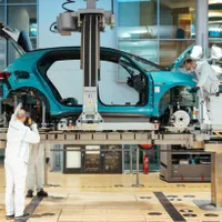 500.000 de locuri de muncă, amenințate în Europa de electrificarea forțată a mașinilor. / Foto: autoplus.fr