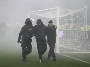 Bătaie generală, pe străzi și stadion, la meciul Dinamo - UTA. „Câinii” au câștigat cu 1-0 - Foto: INQUAM PHOTOS/Denis Grosu