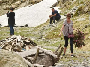 Fotografia cu femeia care a furat bujori dintr-o specie protejată, a devenit virală Foto: Facebook