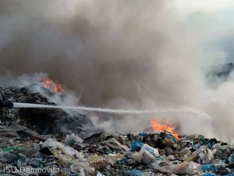 Incendiu la o groapă de gunoi din Dâmbovița - Foto: ISU Dâmbovița