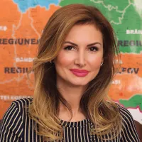 NARCISISM Oana Bulai folosește orice prilej să se pozeze și apoi să posteze fotografiile pe Facebook