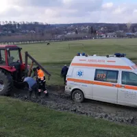 Ambulanța a fost scoasă cu un tractor