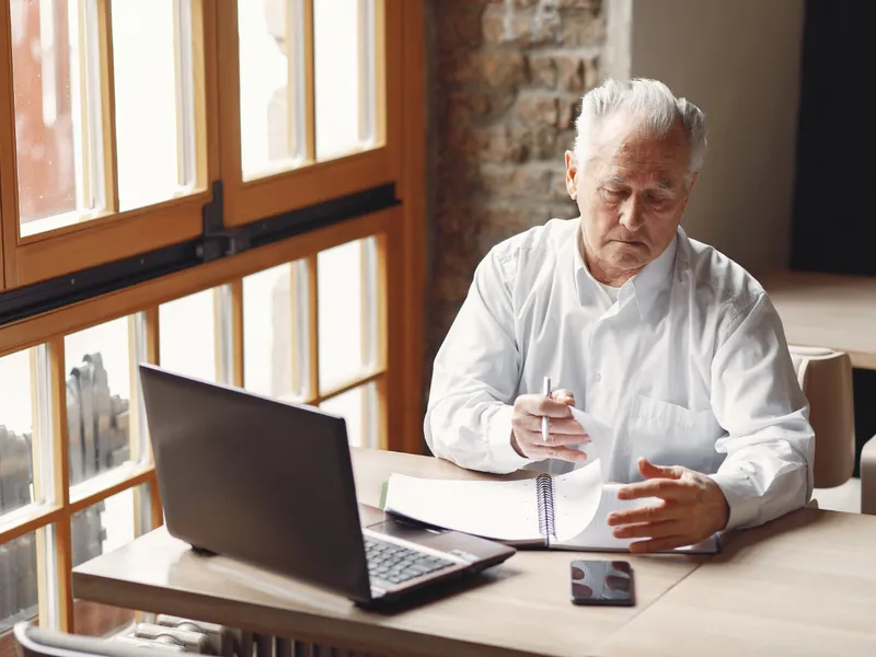Foto: Pensionarii vor fi verificați la dosare. Sunt multe fraude descoperite de Ministerul Muncii Sursa: Freepik