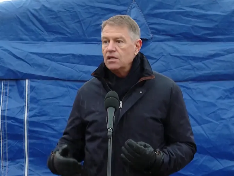 VIDEO Preşedintele Klaus Iohannis a ajuns la tabăra mobilă pentru refugiaţi de la Siret / news.ro