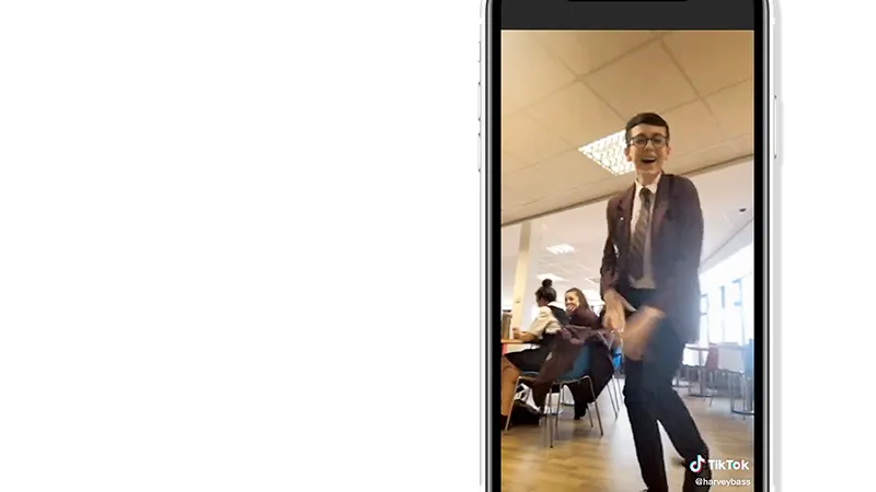 Harvey Bass dansând pe dansul „The Git Up“ creat de Ajani Huff și Davonte House