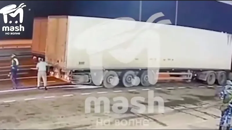 Camionul cu explozibil, controlat de ruși la intrare pe pod/foto: social media