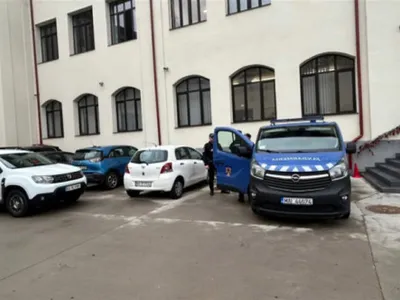Un elev de 15 ani a înjunghiat un coleg la un liceu din Pitești. Băiatul rănit a ajuns la spital. Martor: „A început să dea cu maceta”