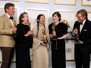 Peter Spears, Frances McDormand, Chloe Zhao, Mollye Asher, and Dan Janvey, au câștigat premiul Oscar pentru cel ami bun film cu "Nomadland" Foto: gettyimages