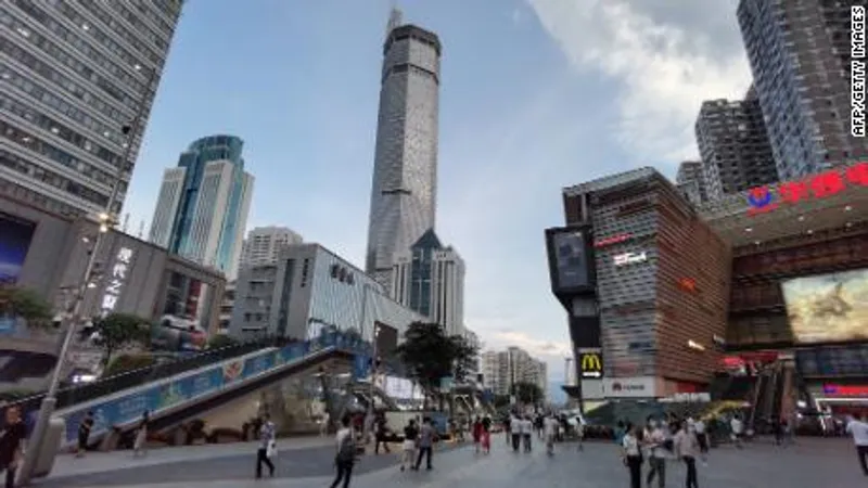 Turnul care se clatină din Shenzen a fost închis. Foto: Facebook